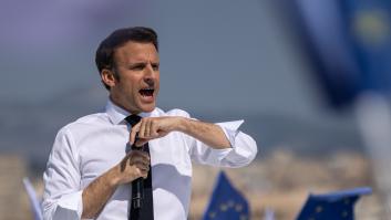 La foto de Macron descamisado y con pelo en pecho que ha revolucionado la campaña