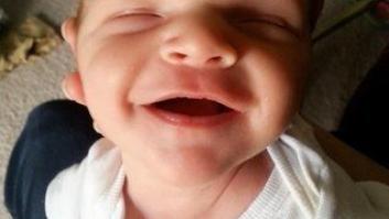 La imagen de un bebé al borde de un precipicio enloquece las redes sociales