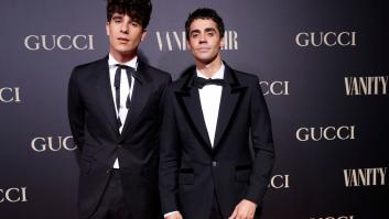 Los Javis cuelgan banderas de apoyo a un partido en su oficina