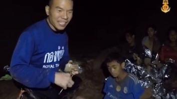 Los niños atrapados en una cueva de Tailandia aparecen en un nuevo video con "buena salud"