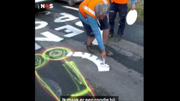 ¿No te gusta tu trabajo? Este señor se dedica a disimular penes pintados en las etapas del Tour