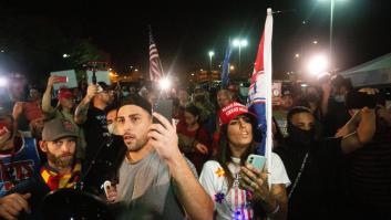 Simpatizantes de Trump armados rodean un centro de votación en Arizona al grito de "¡contad los votos!"