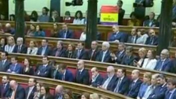 Un senador de IU despliega una bandera republicana durante el discurso del rey