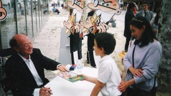 Conquista Twitter con lo que ha hecho 19 años después de hacerse esta foto con Francisco Ibáñez