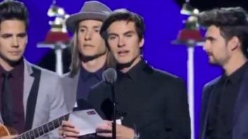 El patinazo de la banda española Dvicio en los Grammy Latino