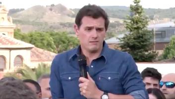 Rivera rompe una foto de Josu Ternera en su pueblo natal, donde cientos de personas boicotean un acto de Cs