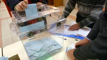 La viral respuesta de un joven a un policía al depositar su voto el día de las elecciones: casi 40.000 'me gusta'