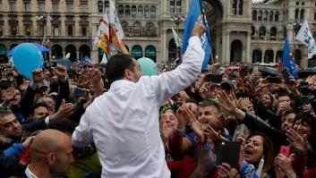 Polémica por unas fotos de Salvini de fiesta en la playa bailando el himno en bañador