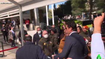 Andrea Ropero se pasa Twitter con el regalo que le lleva a Luis Medina a los juzgados