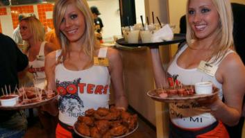 La cadena de comida rápida Hooters, expedientada por el uniforme de sus camareras