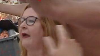 El repugnante acoso de varios hooligans ingleses a una vecina de Benidorm antes de ser entrevistada