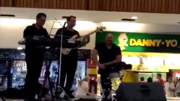 La genial reacción de una banda de músicos al inundarse el lugar en el que tocaban