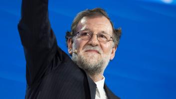 El chapuzón veraniego de Rajoy y otras fotos de sus vacaciones en Ibiza