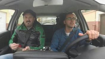 Álex O'Dogherty da guerra con una guitarra y un 'ampli' en un coche