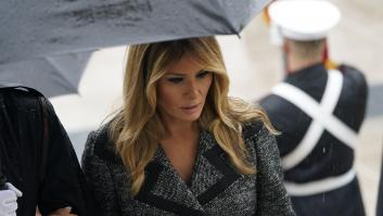 Melania Trump reaparece con un 'look' sombrío, sin mascarilla y alejada de su marido