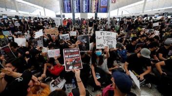 Miles de manifestantes bloquean el aeropuerto de Hong Kong