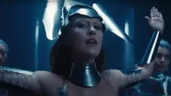 La cara de Mark Zuckerberg y otros guiños del videoclip de 'Ay, mamá' de Rigoberta Bandini