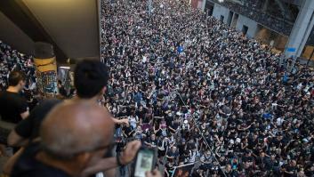 Tras recuperarse la normalidad en el aeropuerto de Hong Kong, la Policía carga contra manifestantes frente a una comisaría