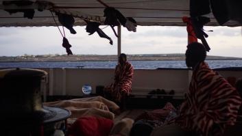 El Open Arms ya fondea aguas italianas mientras España, ahora, accede a acoger a una parte de los migrantes del buque