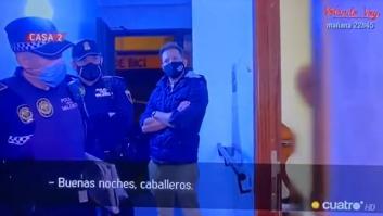 La policía acude a su casa por la música alta... y la respuesta que les da ya es historia