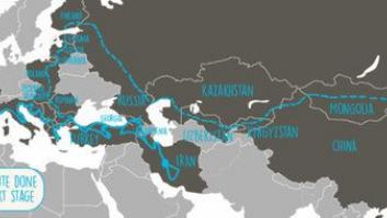 Dos viajeras por el mundo en un 'dos caballos' cuentan su aventura a un periodista en un Seiscientos