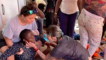 Tensión en el Open Arms: varios migrantes se lanzan al agua para intentar llegar a tierra