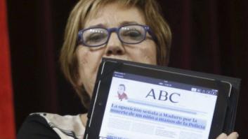 Celia Villalobos presume ante los fotógrafos de usar su iPad para leer la prensa