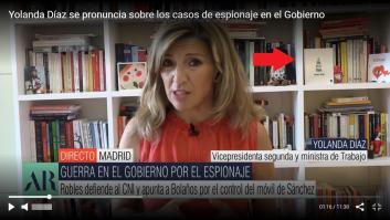 El significativo detalle en la estantería de Yolanda Díaz al entrar en 'El Programa de AR'