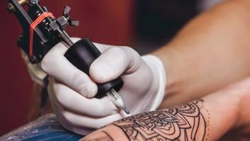 OCU advierte sobre los riesgos y limitaciones de los tatuajes en la salud