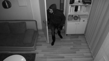 Un menor sorprende a un ladrón en su casa, le riñe y lo acompaña hasta la puerta