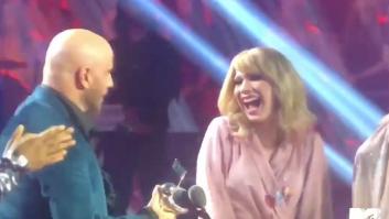 John Travolta la lía en directo en los MTV VMA al confundir a Taylor Swift con una 'drag queen'