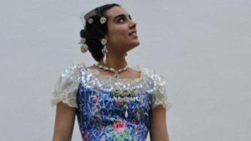 Este vestido de fallera está hecho con 180 botellas de plástico y 30 cápsulas de café (FOTOS)