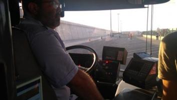 Conductores de autobús, traductores, socorristas... Los héroes en la sombra del 'Aquarius'