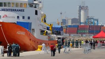 Los valencianos mayores recuerdan la emigración y el exilio de sus padres al ver a los migrantes del Aquarius