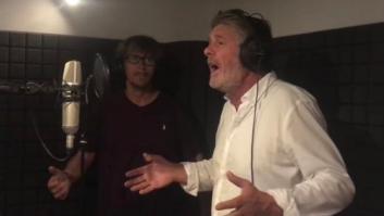 Francisco se marca un 'Marta Sánchez' y también le pone letra al himno