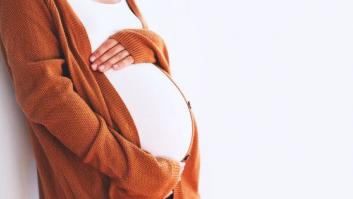 Suspenden a un médico que aconsejó a una mujer que había abortado tirar el feto a la basura o meterlo en la nevera