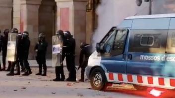 Tensión entre manifestantes independentistas y Mossos ante el Parlament