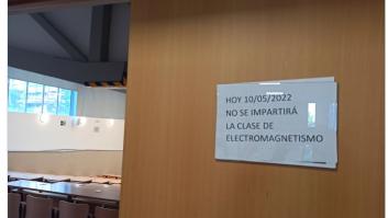 Su reacción al ver este cartel en la Universidad de Sevilla lleva ya más de 10.000 'me gusta' en Twitter