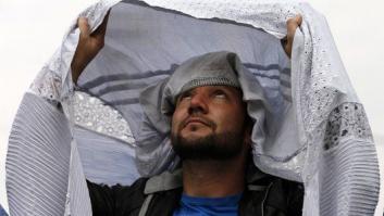 Hombres afganos se manifiestan en burka por los derechos de las mujeres: "Es como una prisión"