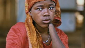 90 fotos, 25 conflictos y siempre la mujer en la diana: la mirada de Gervasio Sánchez