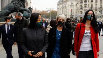 Una diputada de Vox se retrata con su camiseta en el día contra la violencia machista