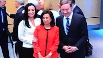 Pedro J. Ramírez se cuela en la foto oficial de Margarita Robles