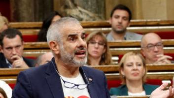 La llamativa camiseta con la que los diputados de Ciudadanos han escuchado a Torra