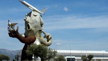 El aeropuerto 'fantasma' de España en el que te recibe un gigantesco hombre avión
