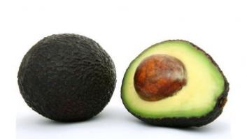 Una mujer fracasa estrepitosamente al intentar abrir un aguacate