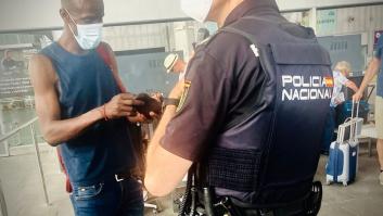 Podemos denuncia que la Policía ha registrado a su diputado Serigne Mbaye "por ser negro"