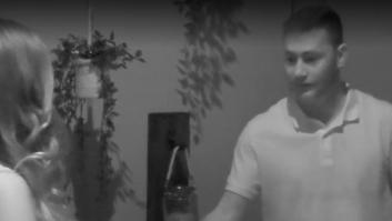 Se besan sin conocerse en una habitación oscura y cuando encienden la luz se llevan la sorpresa de su vida