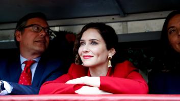 Ayuso sale en defensa de “la regla de tres” y todo el mundo responde con lo mismo