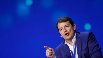 El PSOE exige a Mañueco aclarar si pagó el viaje a la Champions tras una foto con "amiguetes" empresarios