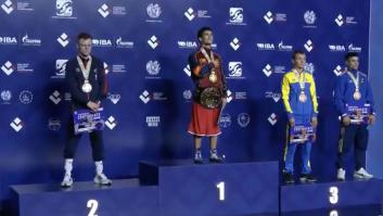 El boxeador Martín Molina se proclama campeón y ojo a lo que pasa cuando suena el himno español
